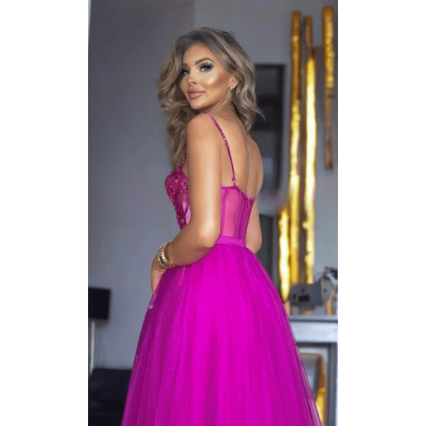 Svečana haljina ukrašena kristalima od tila